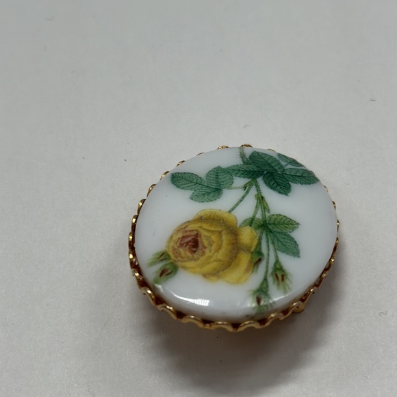 Vintage 60’s porcelain Painted Yellow Rose Bud Blossom Flower Brooch Pin floral - Picture 4 of 7